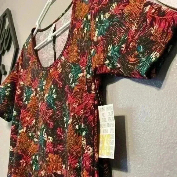 ❤️ LuLaRoe Feather Print Perfect T Size XXS Has Side Slits - Picture 2 of 7